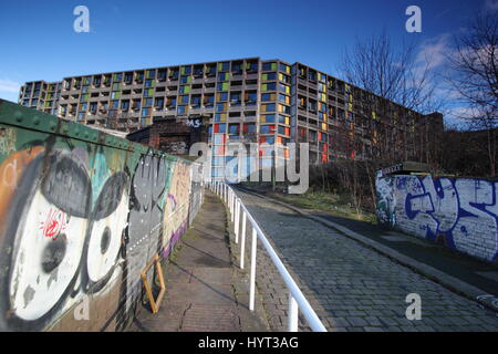 Straßenkunst auf einen gepflasterten Zugang zu Park Hill Wohnsiedlung, ein Wahrzeichen der Stadt Sheffield Skyline und das größte denkmalgeschützte Bauwerk in Europa Stockfoto