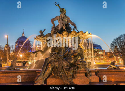 Neptunbrunnen in Berlin bei Nacht, Deutschland Stockfoto