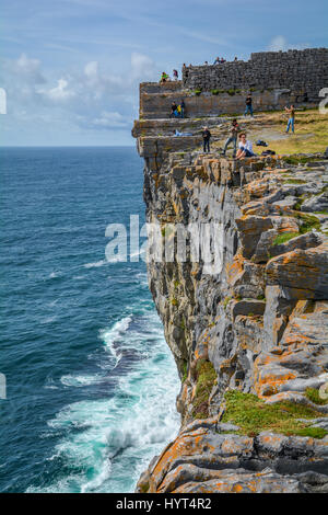 Touristen auf Dun Aengus Klippen, Inishmore, Irland Stockfoto