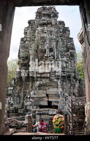 Vertikale Nahaufnahme von den lächelnden Gesichtern der Bayon-Tempel in Kambodscha. Stockfoto