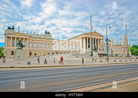 Wien, Österreich - 21. August 2012: Parlamentsgebäude an der Ringstraße mit Passanten, Wien, Österreich. Stockfoto