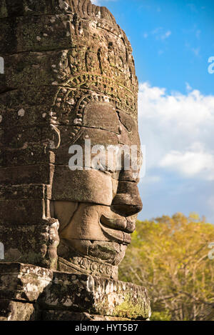 Vertikale Nahaufnahme von den lächelnden Gesichtern der Bayon-Tempel in Kambodscha. Stockfoto