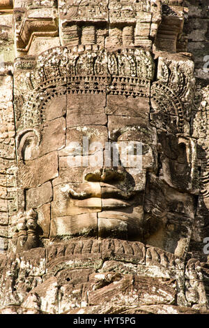 Vertikale Nahaufnahme von den lächelnden Gesichtern der Bayon-Tempel in Kambodscha. Stockfoto
