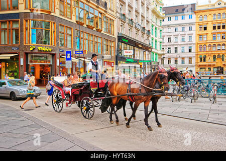 Wien, Österreich - 21. August 2012: Pferd Fiacre am Stephansplatz, Wien in Österreich. Menschen auf dem Hintergrund Stockfoto