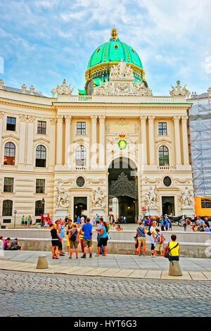 Wien, Österreich - 21. August 2012: Menschen und St Michael Flügel der Hofburg in Wien, Österreich. Stockfoto