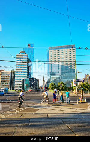 Wien, Österreich - 21. August 2012: Menschen bei Generali Media Tower in der Leopoldstadt in Wien, Österreich. Stockfoto