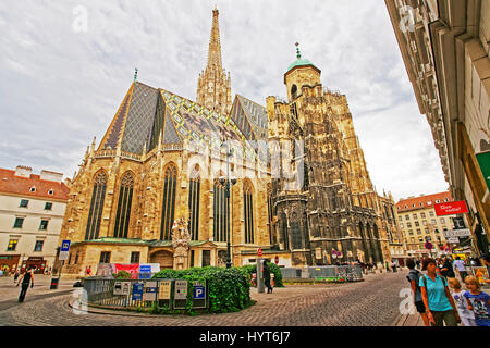 Wien, Österreich - 21. August 2012: Menschen in Saint Stephen Kathedrale am Stephansplatz, Wien, Österreich Stockfoto