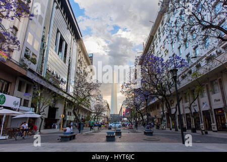 Der Obelisk mit Jacaranda Bäumen im Frühling. Buenos Aires, Argentinien. Stockfoto