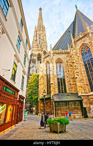 Wien, Österreich - 21. August 2012: Menschen in Saint Stephen Kathedrale am Stephansplatz, Wien, Österreich Stockfoto