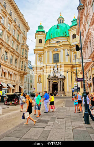 Wien, Österreich - 21. August 2012: Menschen in der St. Peter Kirche in der Innenstadt von Wien, Österreich. Stockfoto