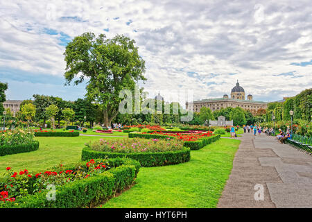 Wien, Österreich - 21. August 2012: Menschen-Garten in der Hofburg, Wien, Österreich. Touristen auf dem Hintergrund Stockfoto