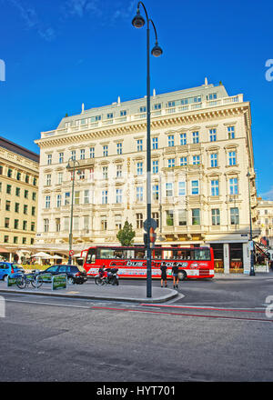 Wien, Österreich - 31. August 2013: Rot Ausflug Bus im Hotel Sacher am Albertinaplatz in Wien, Österreich. Menschen auf dem Hintergrund. Stockfoto