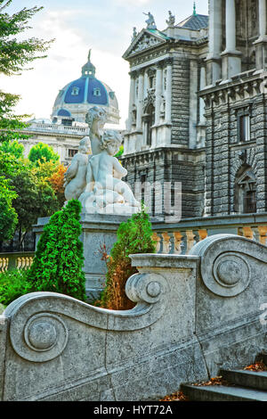 Skulptur von Putten Engel im Burggarten in Wien in Österreich. Neue Burg der Hofburg und historische Museum im Hintergrund Stockfoto