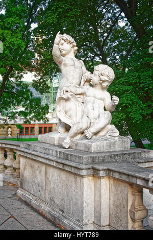 Statue von Putten Engel im Burggarten in Wien in Österreich. Stockfoto