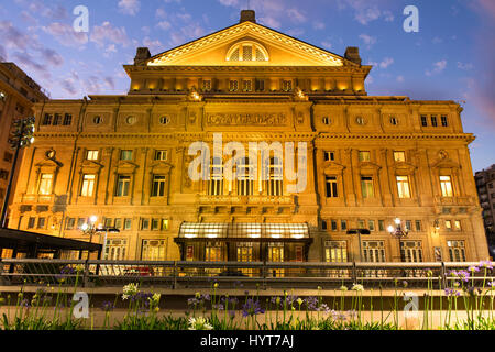 Das Teatro Colón bei Sonnenuntergang. Avenida 9 de Julio, Buenos Aires, Argentinien. Stockfoto