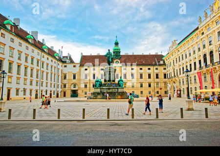 Wien, Österreich - 21. August 2012: Touristen Amalienburg und inneren Hof in Wien, Österreich. Stockfoto