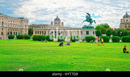 Wien, Österreich - 21. August 2012: Touristen am Heldenplatz Hofburg in Wien, Österreich. Stockfoto