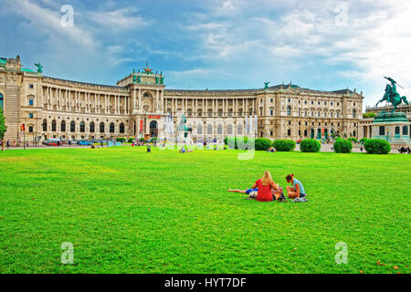 Wien, Österreich - 21. August 2012: Touristen am neuen Burg der Hofburg am Heldenplatz in Wien, Österreich. Stockfoto