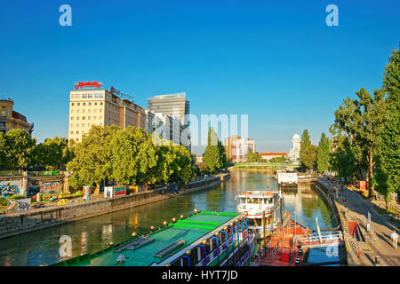 Wien, Österreich - 21. August 2012: Wassertransport am Donaukanal in der Leopoldstadt in Wien, Österreich. Stockfoto