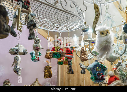 Xmas Baumschmuck als Geschenk Souvenirs in einem der vielen Stände in den Weihnachtsmarkt in Vilnius, Litauen. Stockfoto