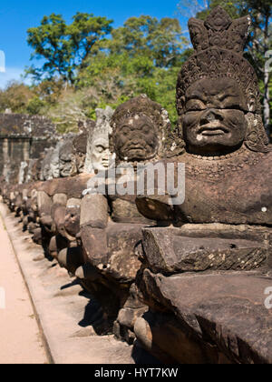 Vertikale Blick auf das südliche Tor in Angkor Thom in Kambodscha. Stockfoto