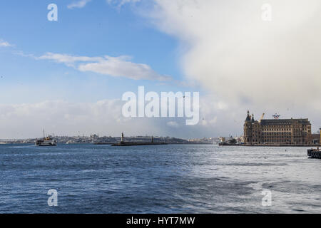 ISTANBUL, Türkei - 30. Dezember 2015: Schnee Sturm nähert sich Istanbul, von Hadarpasa Bahnhof gesehen, asiatischen Seite Bild der Himmel Drehen grau Stockfoto