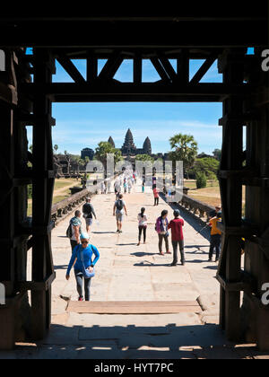 Vertikale Ansicht von Touristen in Angkor Wat in Kambodscha. Stockfoto