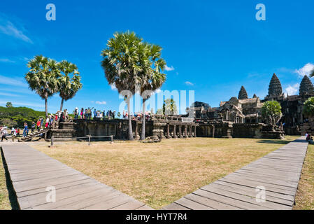 Horizontale Ansicht von Menschen betreten den Haupteingang des Angkor Wat in Kambodscha. Stockfoto