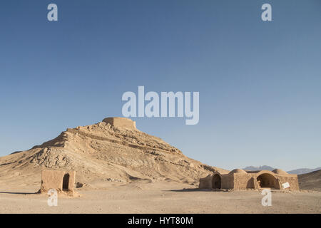 Türme des Schweigens in Yazd, Iran. Diese Türme wurden in der zoroastrischen Religion verwendet, um die Leichen von ihren verstorbenen zu entsorgen.  Ein Turm des Silen Stockfoto