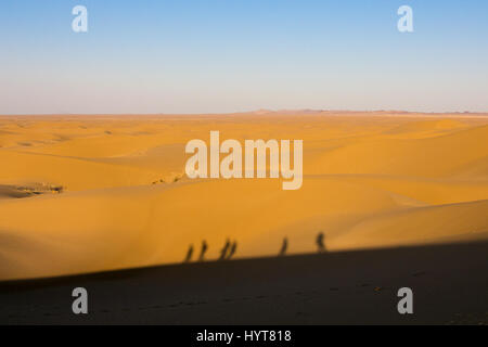 Schatten von Menschen zu Fuß auf Sanddünen in der Wüste Maranjab, in der Nähe von Kashan, Iran Maranjab Aran Bidgol in der nördlichen Stadt Aran Bidgol befindet sich in Stockfoto