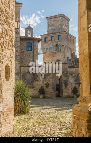 Das mittelalterliche Dorf von Wachtürmen, befindet sich in der Emilia Romagna Stockfoto