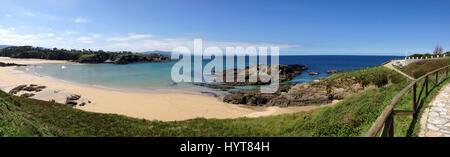 Panoramablick auf den Strand in Tapia de Casariego, Asturien - Spanien Stockfoto