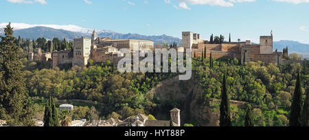 Einen Panoramablick auf die Alhambra mit der Sierra Nevada im Hintergrund vom Mirador de San Nicolas gesehen Stockfoto