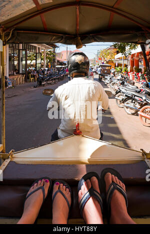 Vertikale Streetview ein Tuk-Tuk Fahrt durch die Altstadt in Siem Reap, Internation Stockfoto