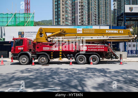 Schwing Betonpumpe montiert auf einem LKW auf einer Baustelle in Hong Kong Stockfoto