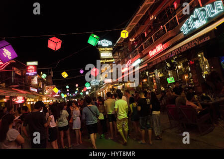 Horizontalen Blick auf die nächtliche Szene in der Pub Street in Siem Reap, Kambodscha. Stockfoto