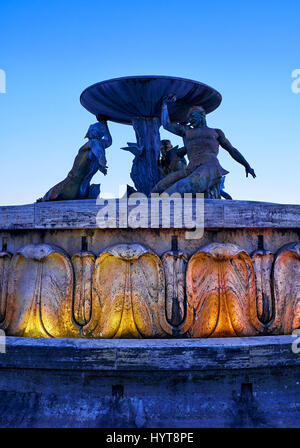 Blick auf den Tritonen-Brunnen in Floriana am Eingang der Stadt Valletta im Abendlicht.  Malta. Stockfoto