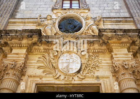 Dekoration mit Wappen und Flachrelief von Antonio de Vilhena über dem Eingang zum Palazzo Vilhena, jetzt Museum of Natural History, Mdina, Mal Stockfoto