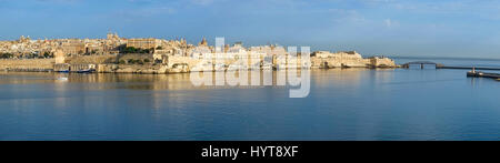 Das Panorama der Hauptstadt Valletta über das Wasser des Grand harbor von Kalkara Penincula. Malta Stockfoto