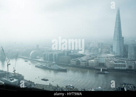 Blick auf den Fluss Themse durch ein Fenster des Walkie-Talkie Wolkenkratzers Gebäude am 20 Fenchurch Street, City of London, England, an einem nebligen Morgen Stockfoto
