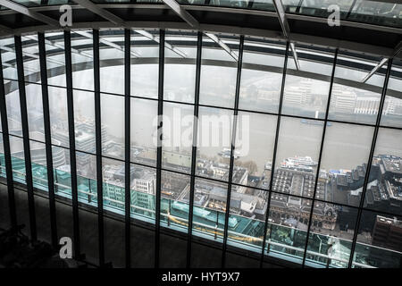 Blick auf den Fluss Themse durch ein Fenster des Walkie-Talkie Wolkenkratzers Gebäude am 20 Fenchurch Street, City of London, England, an einem nebligen Morgen Stockfoto