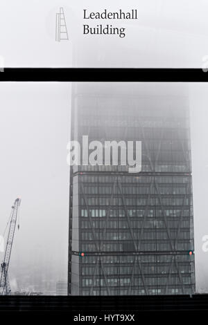 Blick auf das Leadenhall Building (Cheesegrater) durch ein Fenster des Walkie-Talkie Wolkenkratzers Gebäude am 20 Fenchurch Street, City of London E Stockfoto