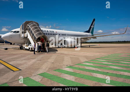 Horizontale Ansicht der Fahrgäste einsteigen in ein Flugzeug am internationalen Flughafen Siem Reap in Kambodscha. Stockfoto