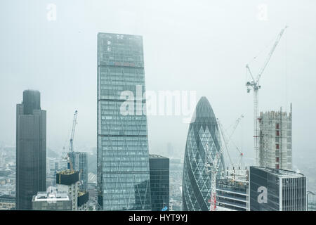 Blick auf das Bankenviertel City of London durch ein Fenster des Walkie-Talkie Wolkenkratzers Gebäude am 20 Fenchurch Street, London, England Stockfoto