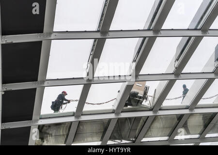 Blick durch ein Fenster eines Arbeitnehmers auf dem Dach des Walkie-Talkie Wolkenkratzers Gebäude bei 20 Fenchurch Street, City von London, England, an einem nebligen mor Stockfoto