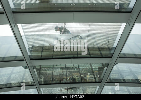 Blick durch ein Fenster eines Arbeitnehmers auf dem Dach des Walkie-Talkie Wolkenkratzers Gebäude bei 20 Fenchurch Street, City von London, England, an einem nebligen mor Stockfoto