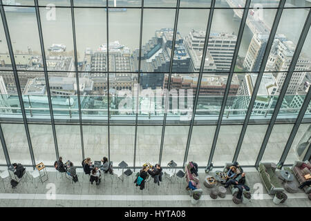 Blick auf den Fluss Themse durch ein Fenster des Walkie-Talkie Wolkenkratzers Gebäude am 20 Fenchurch Street, City of London, England, an einem nebligen Morgen Stockfoto