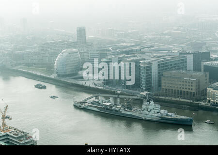 Blick auf den Fluss Themse durch ein Fenster des Walkie-Talkie Wolkenkratzers Gebäude am 20 Fenchurch Street, City of London, England, an einem nebligen Morgen Stockfoto