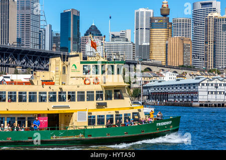 Sydney erste Flotte Fähre namens MV Friendship Reisen vorbei Sydney Stadtzentrum, New South wales, Australien Stockfoto