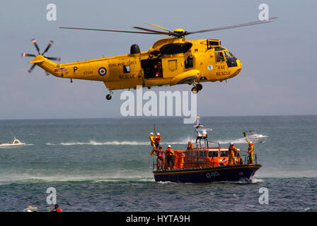 Westland Sea King HC 3 303 qm, Windeldemonstration mit Moelfre Lifeboat, 47-013, Robert an Violet. Stockfoto